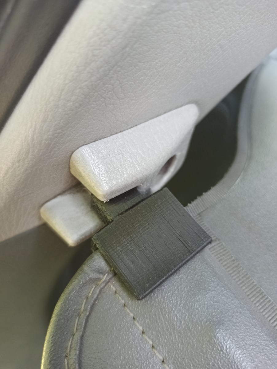 Фиксатор шторки багажника